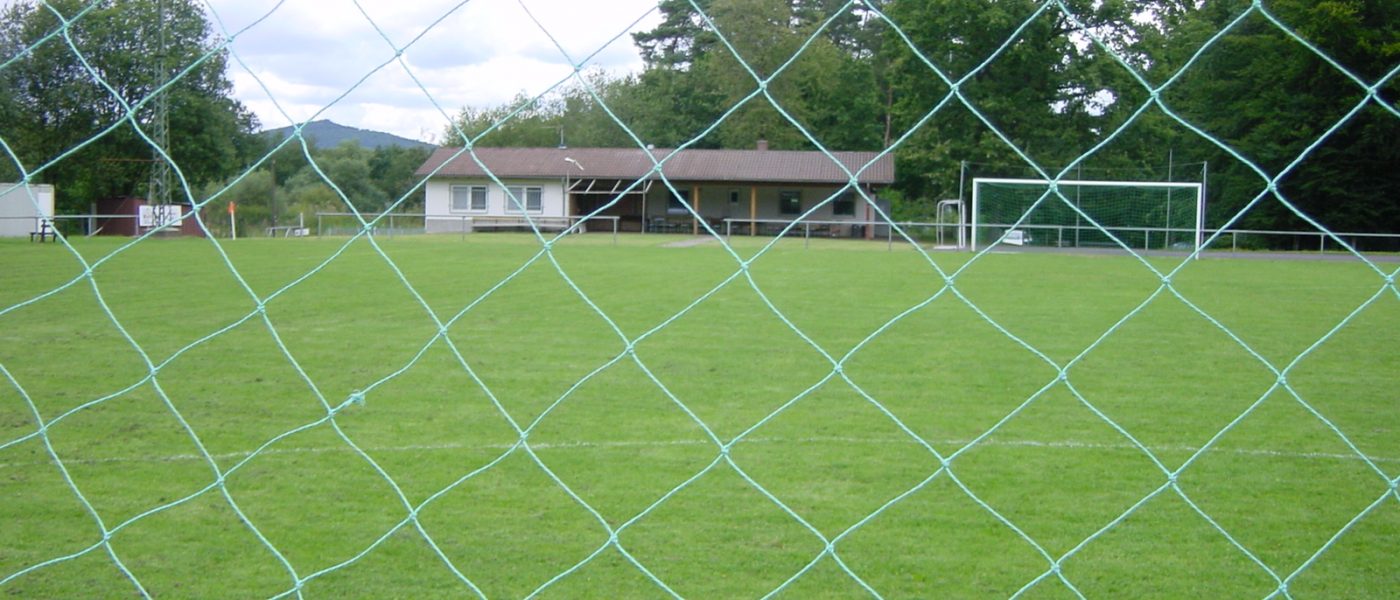 Blick auf den Sportplatz im Ortsteil Zimmersrode der Gemeinde Neuental